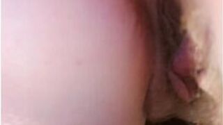 лижет ее маленькую киску - порно видео