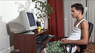 Прям мальчик смотрит гей видео и поглаживание от - порно видео
