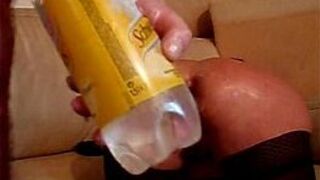 Эта дама глотает огромные предметы и фистит своим некогда тугим очком - порно видео