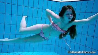 Сексуальная девушка показывает великолепное молодое тело под водой - порно видео