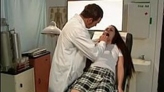 Похотливый доктор выебал длинноволосую рыжую телочку в белых чулках на смотровом кресле и кончил ей на лицо - порно видео