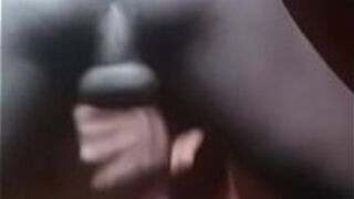 Молодая женщина и парень мастурбирует - порно видео