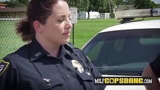 Возбужденные милфы с большими сиськами публично сосут большой черный член. - порно видео