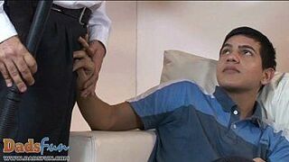 Старый офицер наказывает твинков своей мясистой дубинкой - порно видео