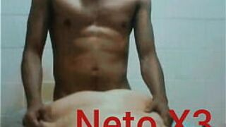 Трахаю неверную зрелую женщину с собакой, она восхитительно стонет, пока я даю ей член, и она сквиртует - порно видео