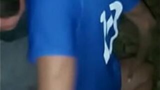 Одаренная тощей спермой в кустах - порно видео