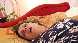 Извращенная зрелая мама впервые мастурбирует видео - порно видео