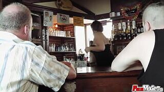Эротическая милфа сосет два хуя - порно видео