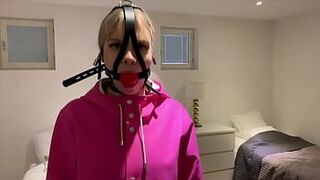 Ванесса в плотной непромокаемой одежде и кляпе. - порно видео