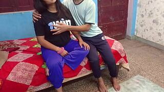 Горничной не пришлось платить зарплату, поэтому хозяйка трахнулась. Индийское видео с большими сиськами, хинди, чудай - порно видео