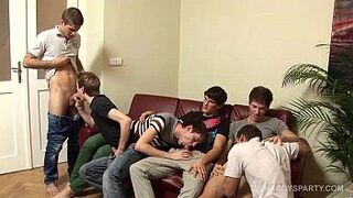 Молодые геи без презерватива в гэнгбэнге, секс-оргия - порно видео