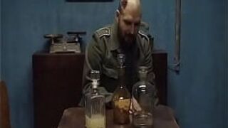 Итальянские солдаты занимаются сексом с двумя девушками, сцена - порно видео