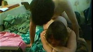 Видео голая пара занимается сексом на диване - порно видео