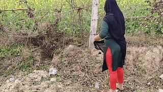 Учитель и ученик на улице трахаются, лижут киску подруге - порно видео